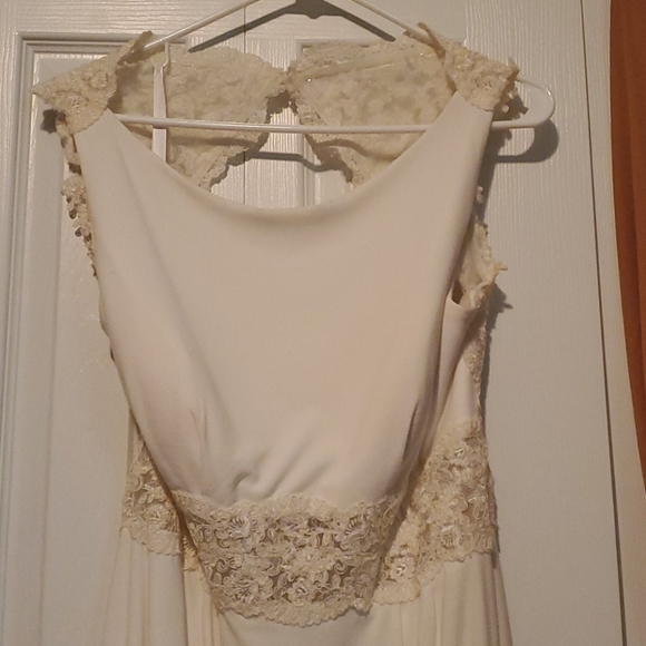 Vintage, lacey wedding dress. - Picture 4 of 4